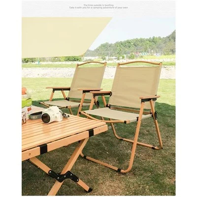 Plyajda baliq ovlash piknikida lager yig'iladigan stul